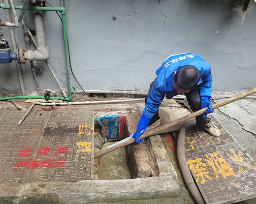 镜铁区清掏化粪池