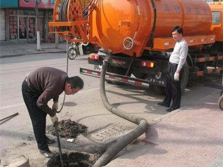 镜铁区清掏化粪池，健康生活从这里开始