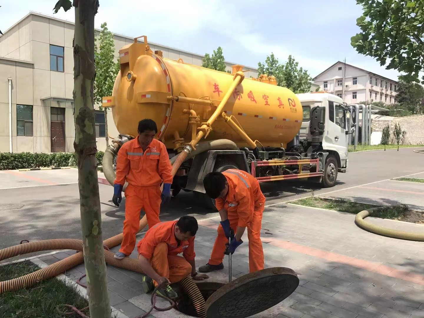 镜铁区化粪池清理与5-8吨吸粪车施工效率分析